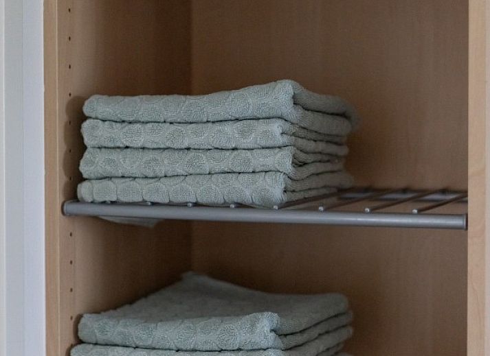 Gemuetliches Wohnzimmer von De Dijkwachter, Ballum, Ameland, mit modernem Mobiliar und Gartenblick.