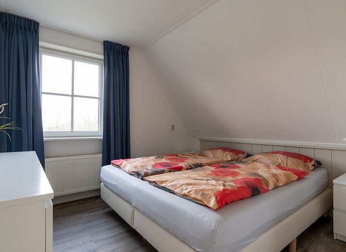 Gemuetliches Wohnzimmer von De Dijkwachter, Ballum, Ameland, mit modernem Mobiliar und Gartenblick.