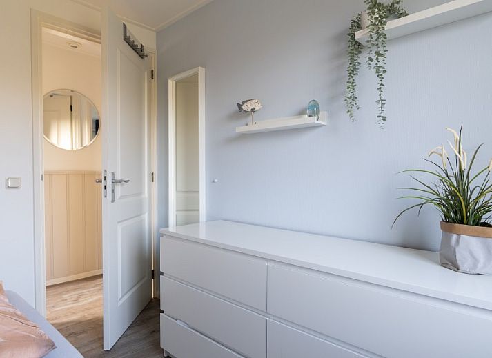 Gemuetliches Wohnzimmer von De Dijkwachter, Ballum, Ameland, mit modernem Mobiliar und Gartenblick.