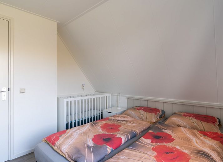 Gemuetliches Wohnzimmer von De Dijkwachter, Ballum, Ameland, mit modernem Mobiliar und Gartenblick.