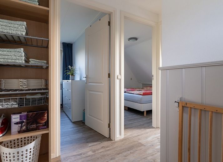 Moderne Kueche im Ferienhaus De Dijkwachter, Ballum, Ameland, mit Holzverkleidung und allen Annehmlichkeiten.