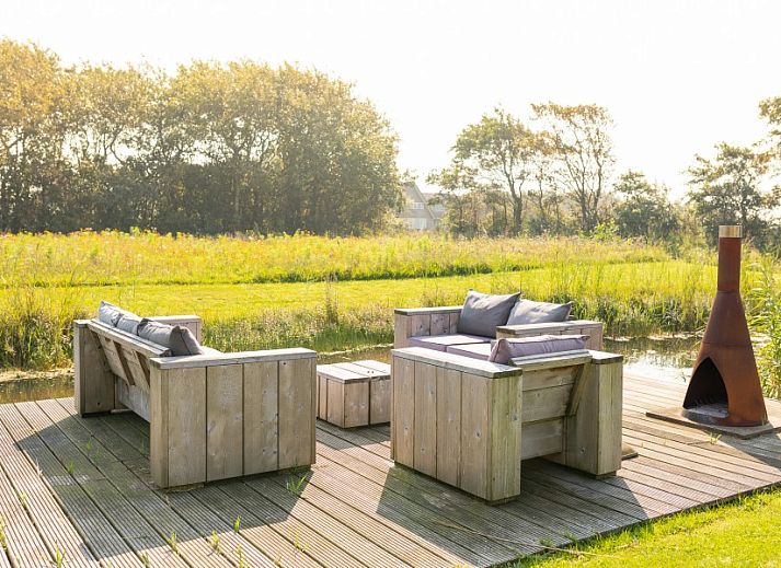 Moderne Kueche im Ferienhaus De Dijkwachter, Ballum, Ameland, mit Holzverkleidung und allen Annehmlichkeiten.