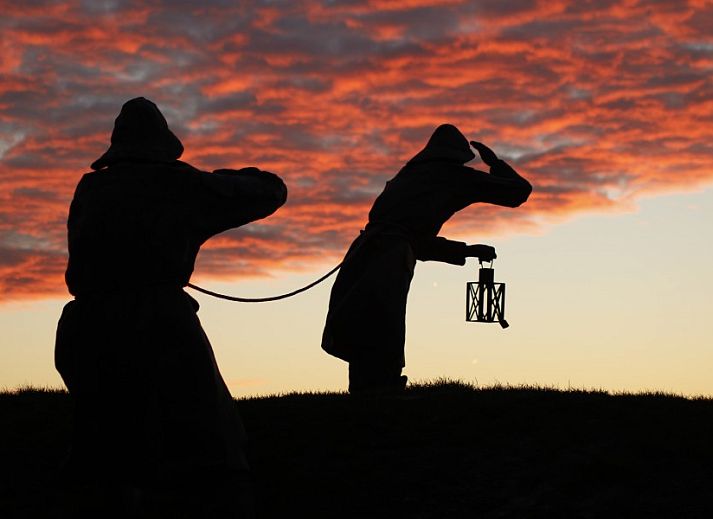 Geraeumiges Wohnzimmer von De Dijkwachter, Ballum, Ameland, mit gemuetlicher Sitzecke und viel Tageslicht.