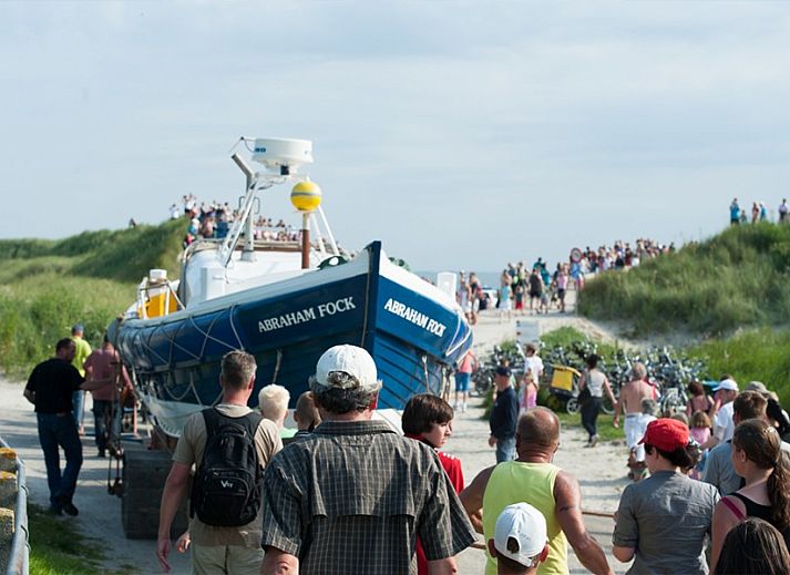 Geraeumiges Wohnzimmer von De Dijkwachter, Ballum, Ameland, mit gemuetlicher Sitzecke und viel Tageslicht.