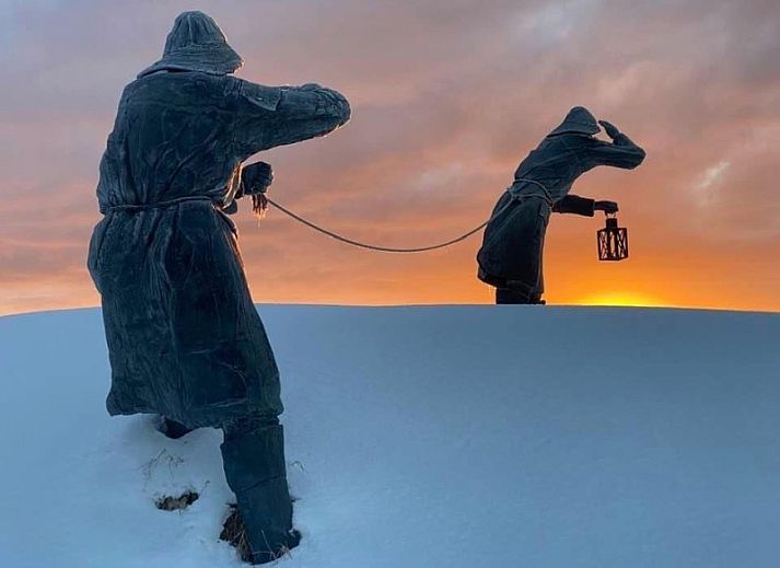 Geraeumiges Wohnzimmer von De Dijkwachter, Ballum, Ameland, mit gemuetlicher Sitzecke und viel Tageslicht.