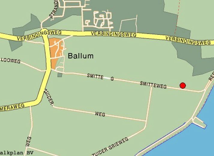 Speisesaal in De Dijkwachter, Ballum, Ameland, mit stilvollem Holztisch und Lederstuehlen.