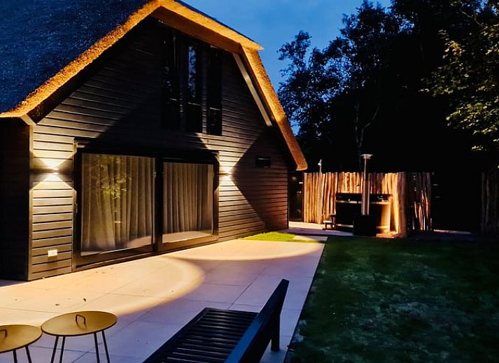 Eetruimte in vakantiehuisje in Ballum, Ameland met uitzicht op de tuin.