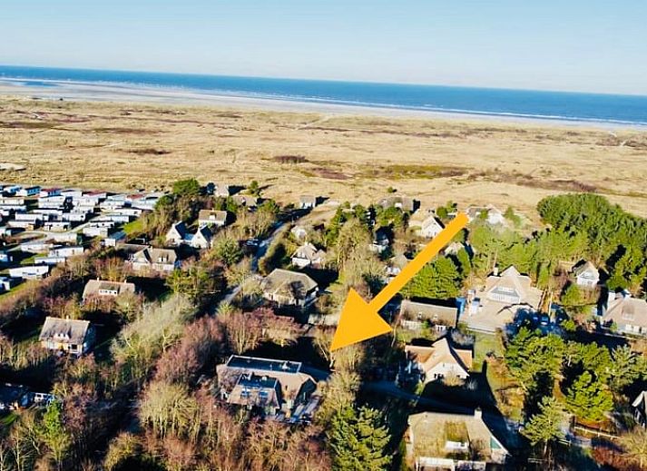 Comfortabele slaapkamer in vakantiehuisje in Ballum, Ameland met sfeervolle verlichting.