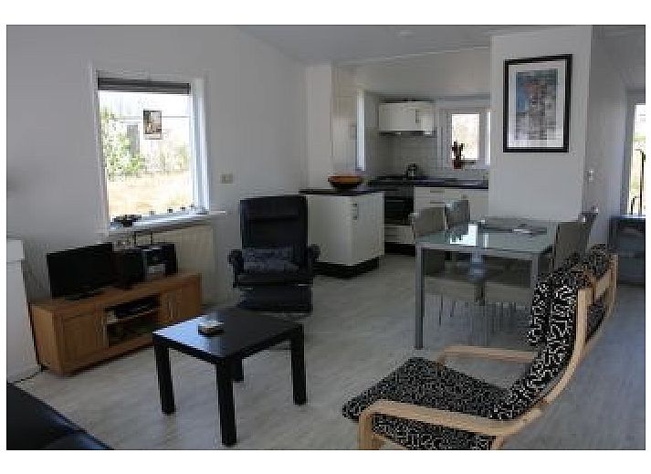 Der Branding-Bungalow in Ballum, Ameland mit Sonnenterrasse und Picknicktisch.