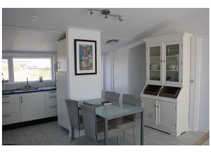 Der Branding-Bungalow in Ballum, Ameland mit Sonnenterrasse und Picknicktisch.