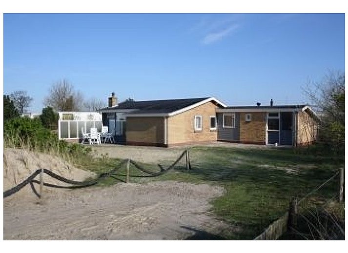 Der Branding-Bungalow in Ballum, Ameland mit Sonnenterrasse und Picknicktisch.