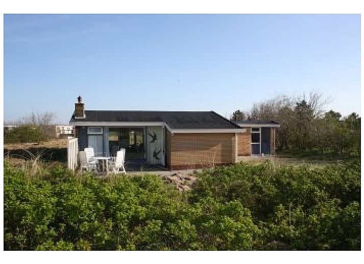 Gemuetliches, modern eingerichtetes Wohnzimmer im Ferienhaus De Branding auf Ameland.