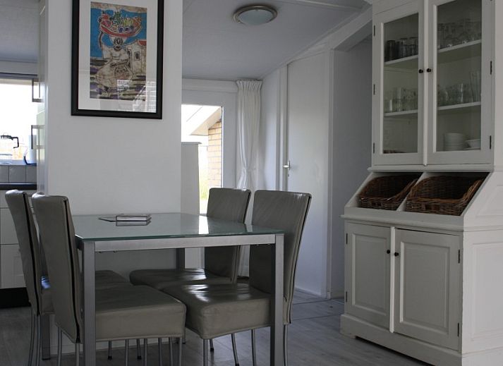 Gemuetliches, modern eingerichtetes Wohnzimmer im Ferienhaus De Branding auf Ameland.