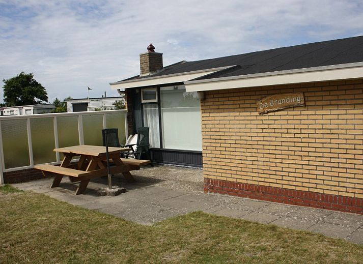 Gemuetliches, modern eingerichtetes Wohnzimmer im Ferienhaus De Branding auf Ameland.