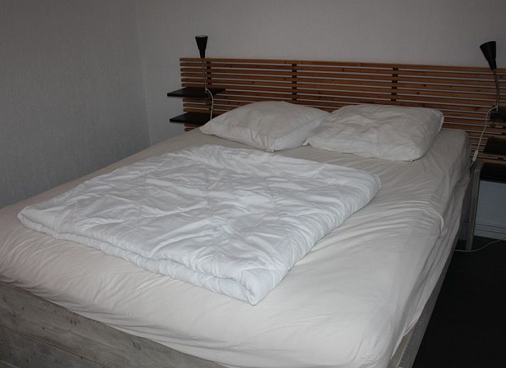 Gemuetliches Schlafzimmer im Ferienhaus De Branding auf Ameland mit viel natuerlichem Licht.