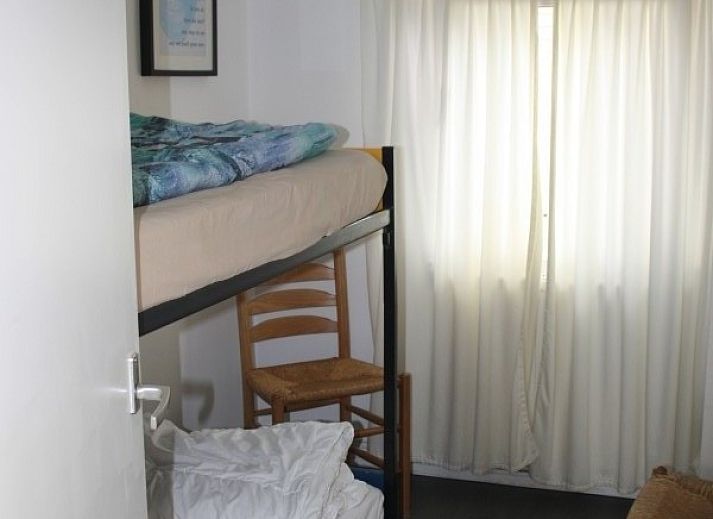 Gemuetliches Schlafzimmer im Ferienhaus De Branding auf Ameland mit viel natuerlichem Licht.