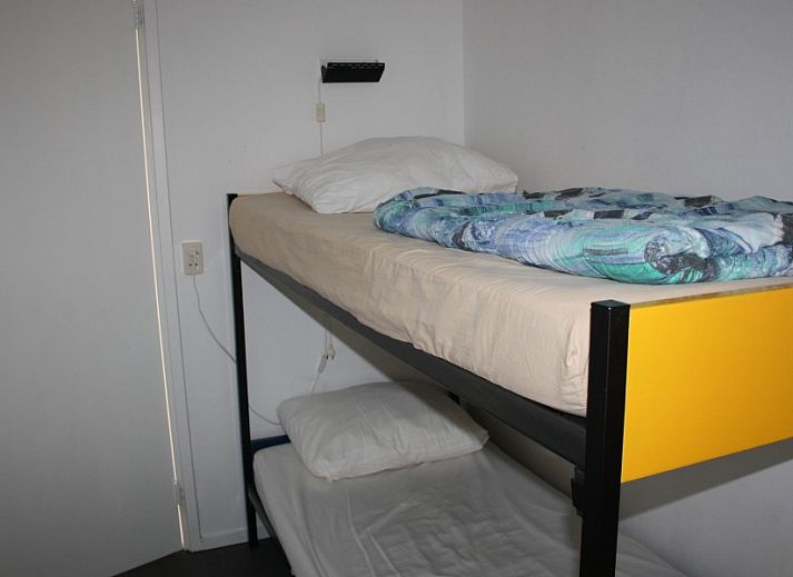 Gemuetliches Schlafzimmer im Ferienhaus De Branding auf Ameland mit viel natuerlichem Licht.