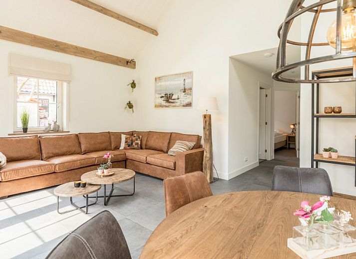 Chill on Ameland Ferienhaus Ballum mit grossem Garten und Liegestuehlen.