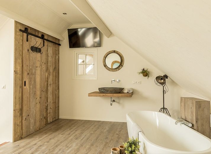 Chill on Ameland Ferienhaus Ballum mit grossem Garten und Liegestuehlen.