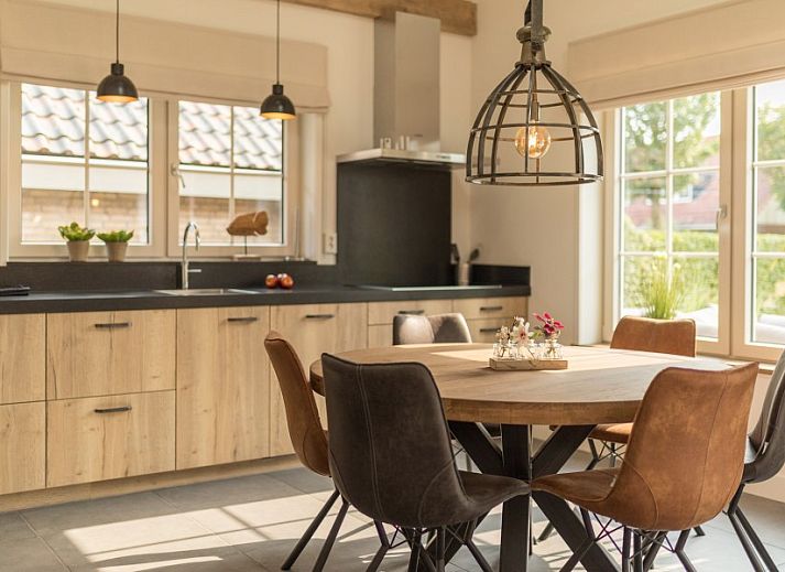 Chill on Ameland Ferienhaus Ballum mit grossem Garten und Liegestuehlen.