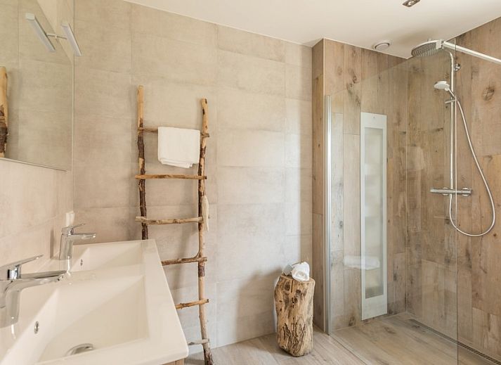 Chill on Ameland Ferienhaus Ballum mit grossem Garten und Liegestuehlen.