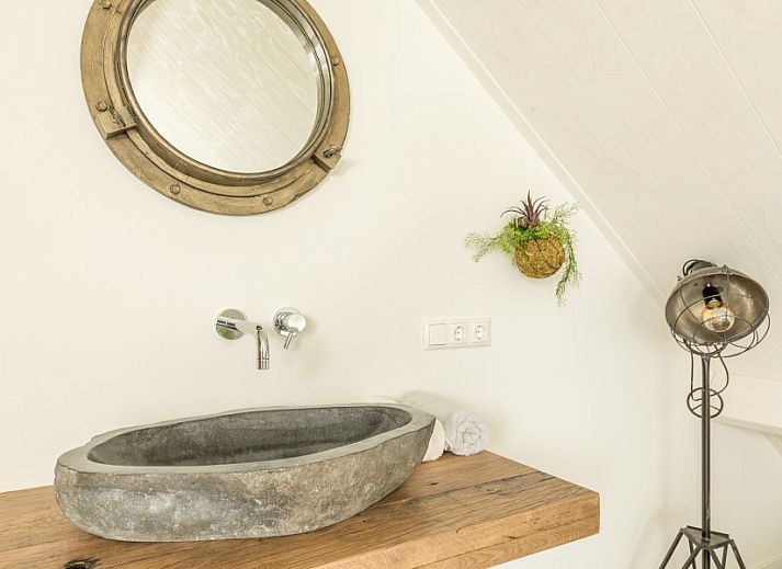 Modernes Badezimmer im Ferienhaus Chill on Ameland in Ballum.