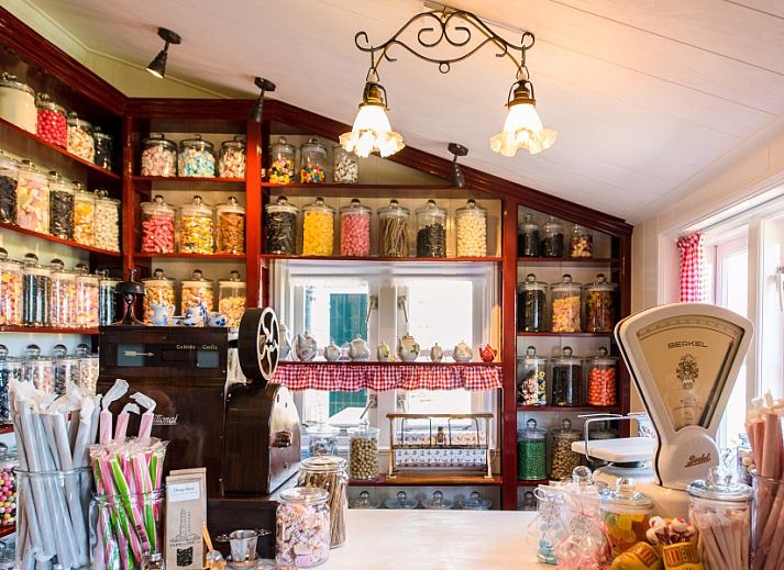 Terrasse mit bequemen Sitzgelegenheiten im Chill on Ameland in Ballum.