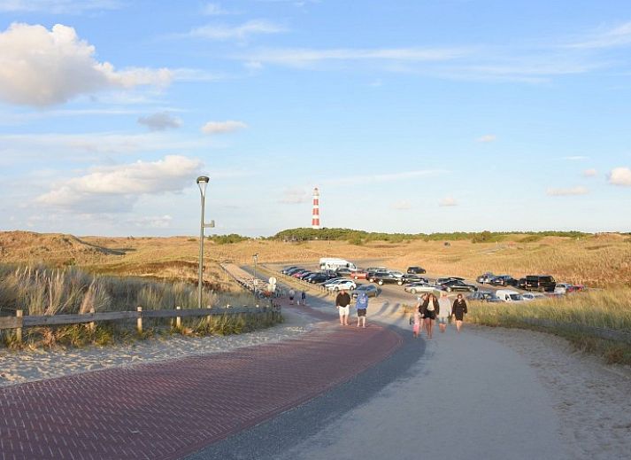 Gezellige woonkamer in chalet Oester 167, Ballum, Ameland met veel natuurlijk licht en comfortabele zitplaatsen.