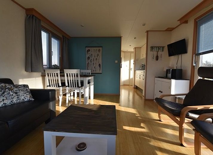 Buitenzijde van chalet Oester 167 in Ballum, Ameland met zonnige veranda en moderne uitstraling.