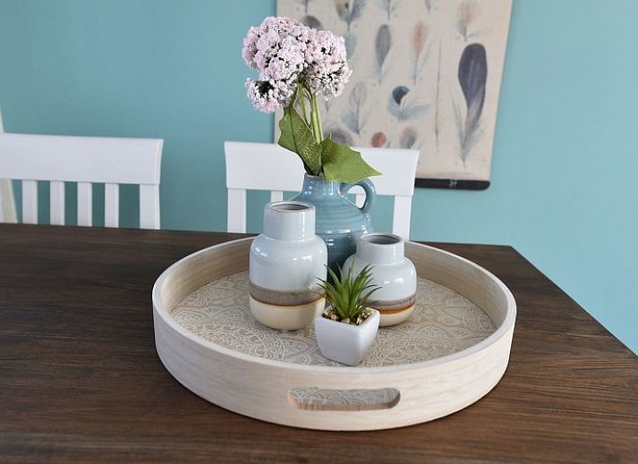 Buitenzijde van chalet Oester 167 in Ballum, Ameland met zonnige veranda en moderne uitstraling.