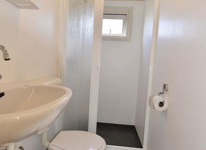 Buitenzijde van chalet Oester 167 in Ballum, Ameland met zonnige veranda en moderne uitstraling.