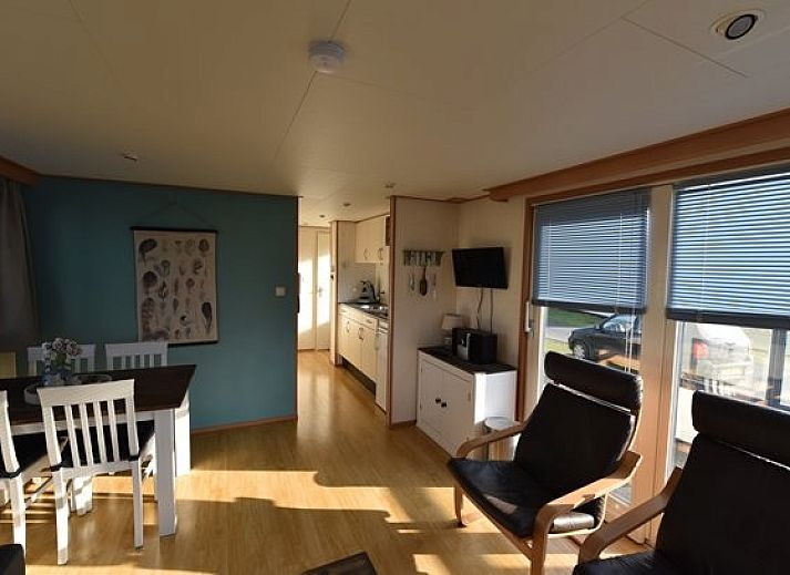 Buitenzijde van chalet Oester 167 in Ballum, Ameland met zonnige veranda en moderne uitstraling.