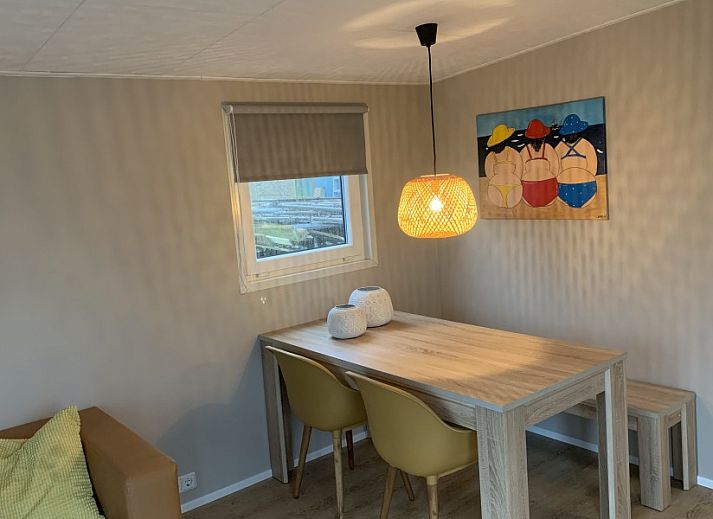 Chalet2rent Ameland in Ballum met moderne veranda en groene omgeving op de Waddeneilanden.