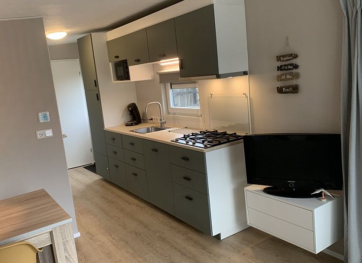 Chalet2rent Ameland in Ballum met moderne veranda en groene omgeving op de Waddeneilanden.