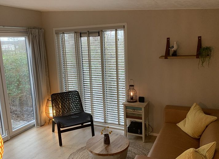 Chalet2rent Ameland in Ballum met moderne veranda en groene omgeving op de Waddeneilanden.