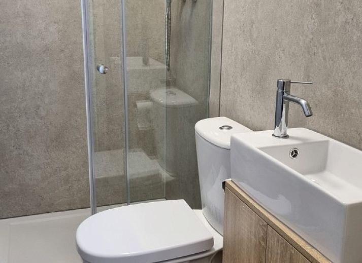 Chalet2rent Ameland in Ballum met moderne veranda en groene omgeving op de Waddeneilanden.