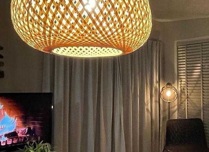 Gezellige woonkamer van Chalet2rent Ameland met uitzicht op de natuur in Ballum.