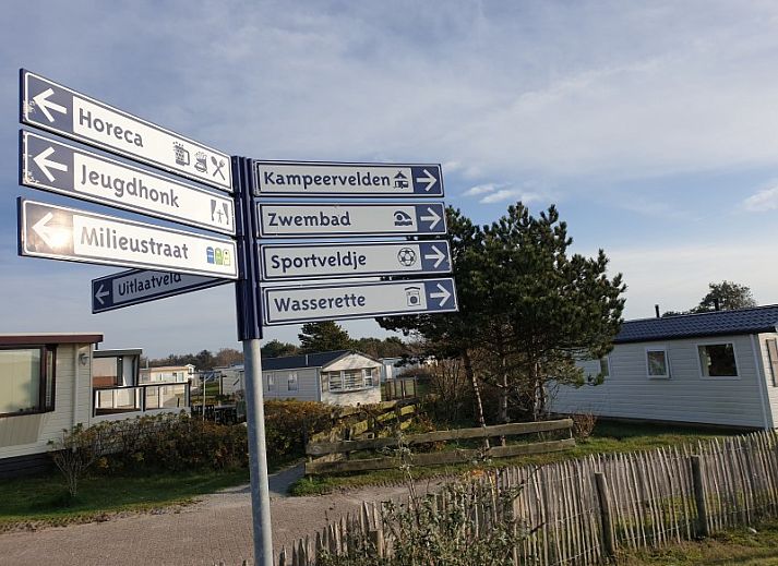 Gezellige woonkamer van Chalet2rent Ameland met uitzicht op de natuur in Ballum.