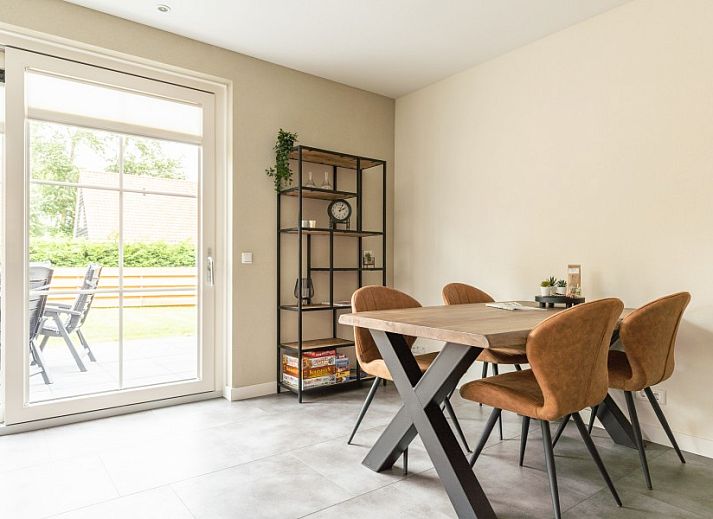 Gezellige woonkamer in Storm Ameland appartement, Ballum, met comfortabele zitruimte.