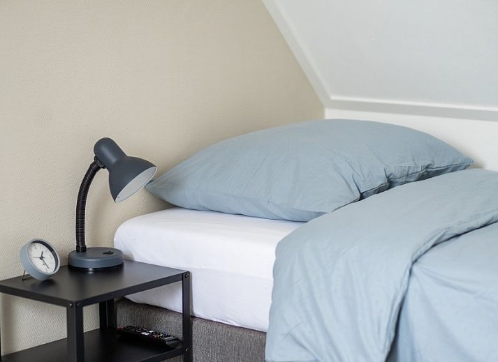 Gezellige woonkamer in Storm Ameland appartement, Ballum, met comfortabele zitruimte.