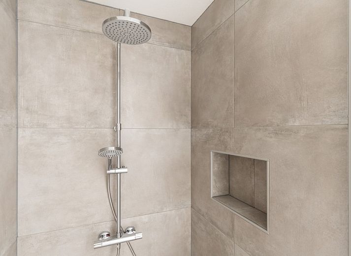 Gezellige woonkamer in Storm Ameland appartement, Ballum, met comfortabele zitruimte.