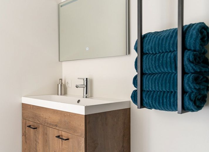 Gezellige woonkamer in Storm Ameland appartement, Ballum, met comfortabele zitruimte.