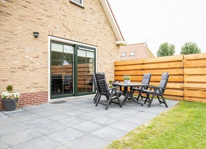 Moderne keuken in Storm Ameland vakantiehuis, Ballum, volledig uitgerust op de Waddeneilanden.