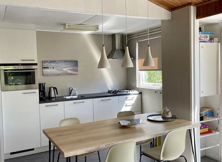 Esti bungalow in Ballum, Ameland omgeven door groene natuur op de Waddeneilanden.