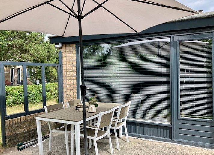 Gezellige woonkamer in Esti vakantiehuis, Ballum, Ameland met comfortabele banken.