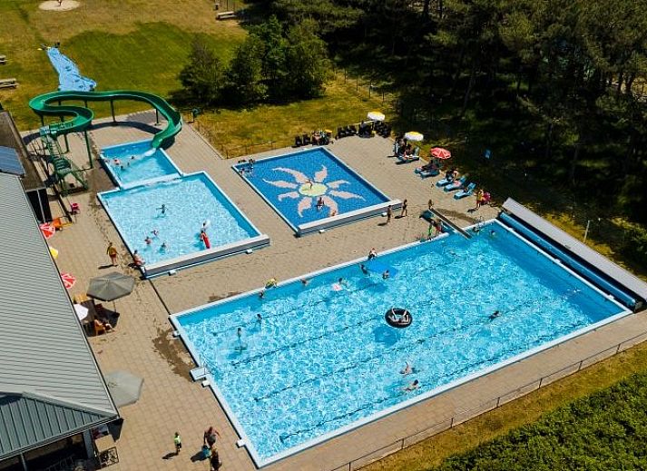 Gezellige woonkamer in Esti vakantiehuis, Ballum, Ameland met comfortabele banken.