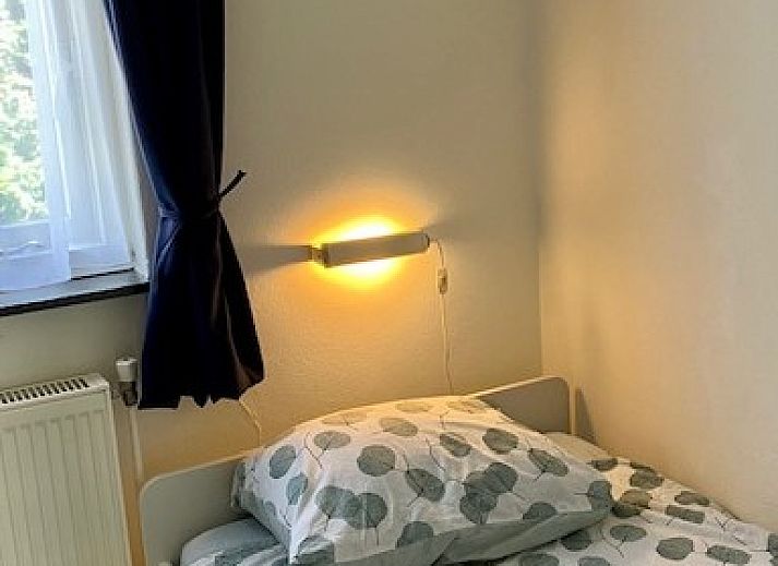 Ruime eet- en zitruimte in Esti bungalow, Ballum, Ameland met veel natuurlijk licht.