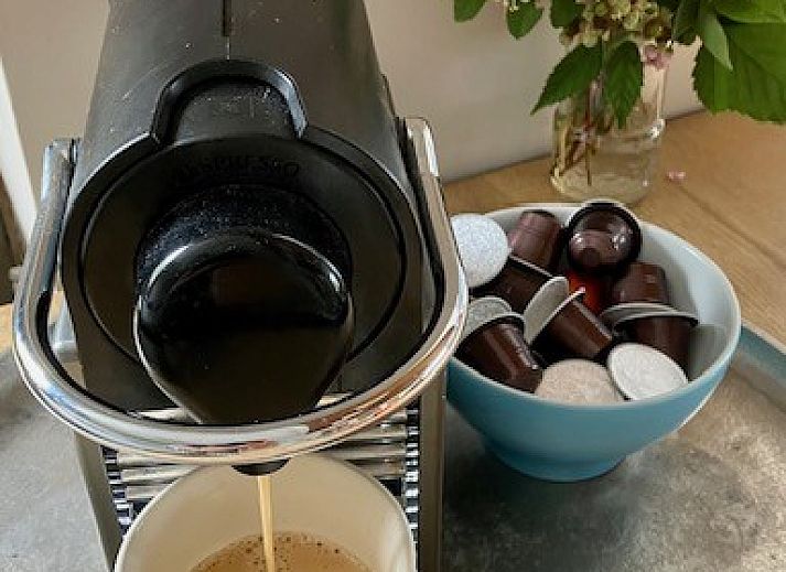 Ruime eet- en zitruimte in Esti bungalow, Ballum, Ameland met veel natuurlijk licht.