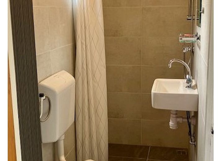 Moderne keuken in Esti vakantiewoning, Ballum, Ameland op de Waddeneilanden.