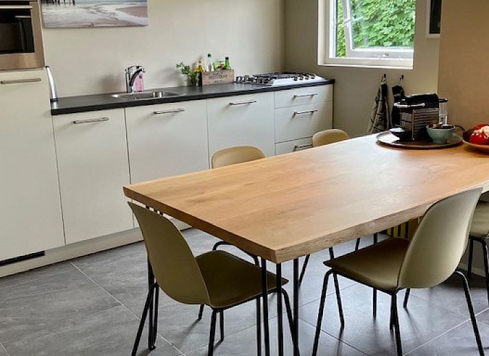 Handvol schelpen van het strand nabij Esti bungalow, Ballum, Ameland.